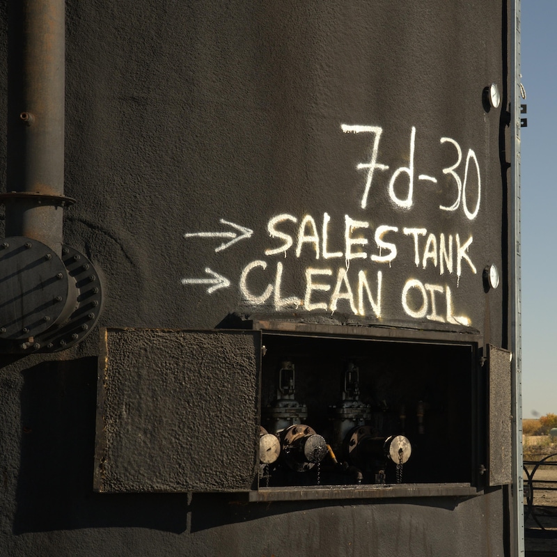 Un réservoir de pétrole avec des inscriptions dessus, dans les Prairies albertaines, près de Frog Lake, en octobre 2022.