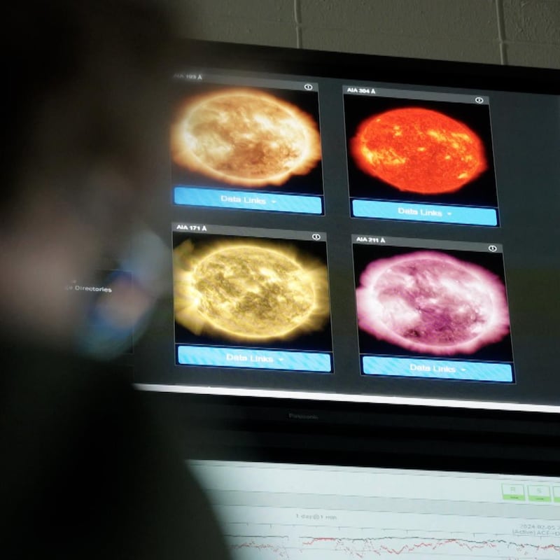 Un écran avec des images de différentes planètes, au Centre canadien de météo spatiale, près de Saskatoon, en février 2024.
