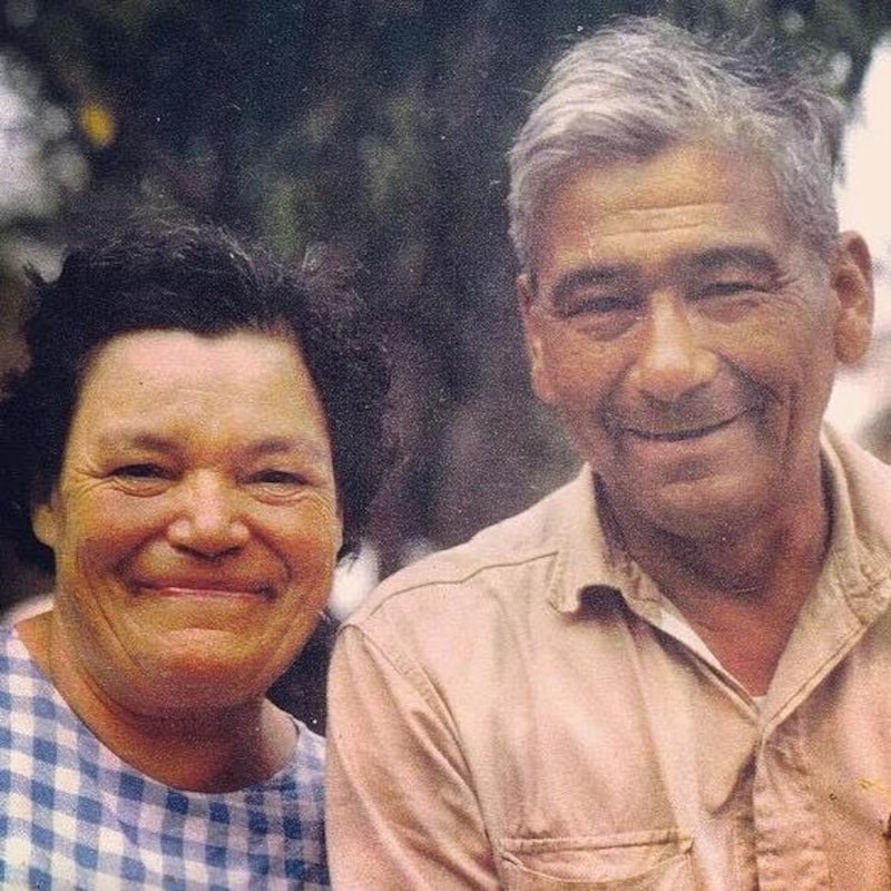 Deux personnes sourient à la caméra.