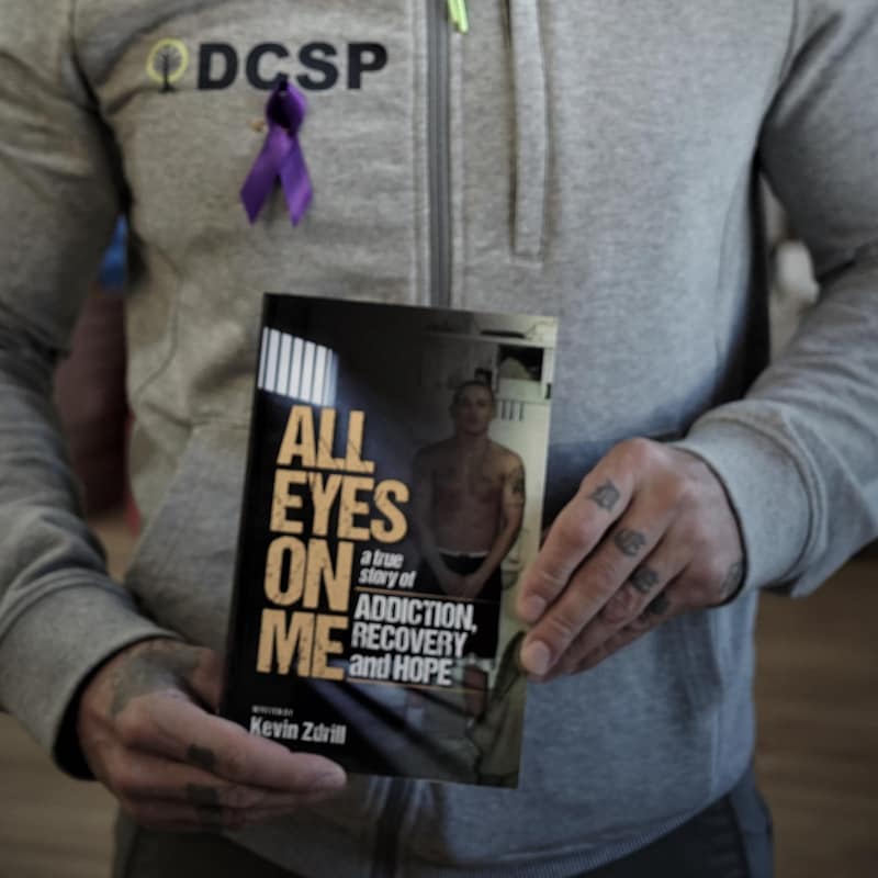 Le livre All Eyes on Me: A True Story of Addiction, Recovery and Hope