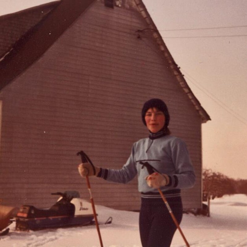 Marie-France Barry tient des bâtons de ski.