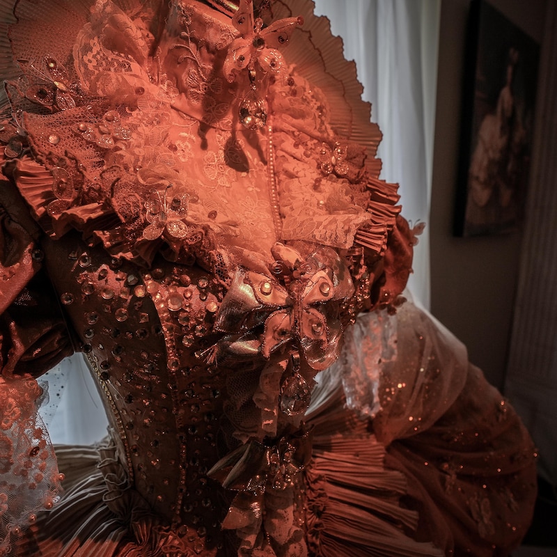 Une robe d'époque inspirée de l'esthétique de Marie-Antoinette exposée dans la chambre de Mark Henderson.