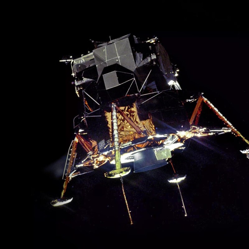 Le module lunaire en direction de la surface de la Lune.