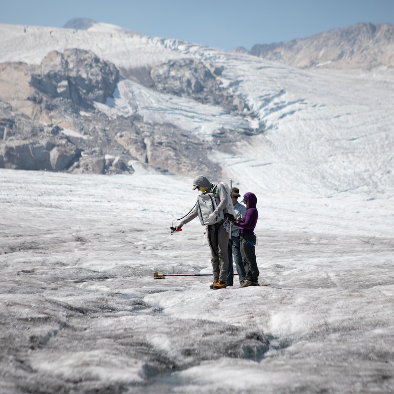 Des chercheurs sur un glacier.