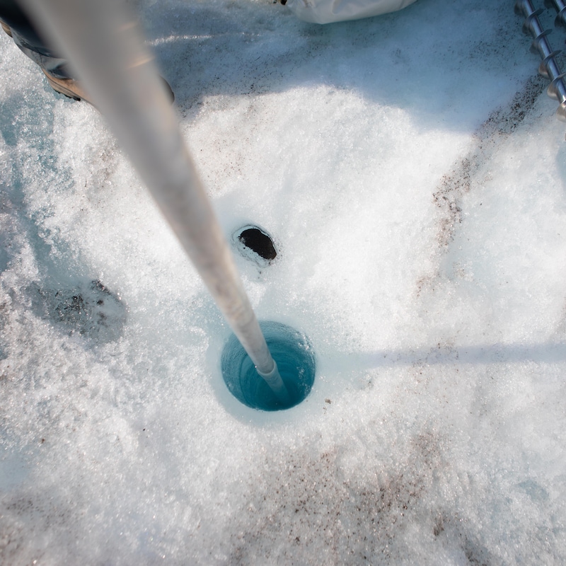 Un piquet enfoncé dans un trou dans la glace.
