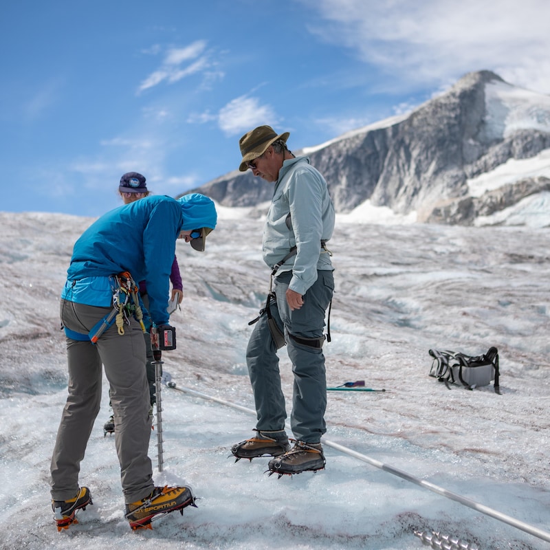 Des chercheurs font un trou dans la glace.