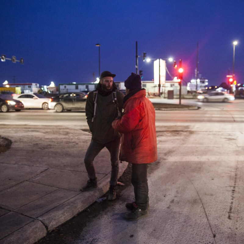 Jonathan Péthel parle avec Gaétan, un homme qui vit dans la rue depuis 30 ans.