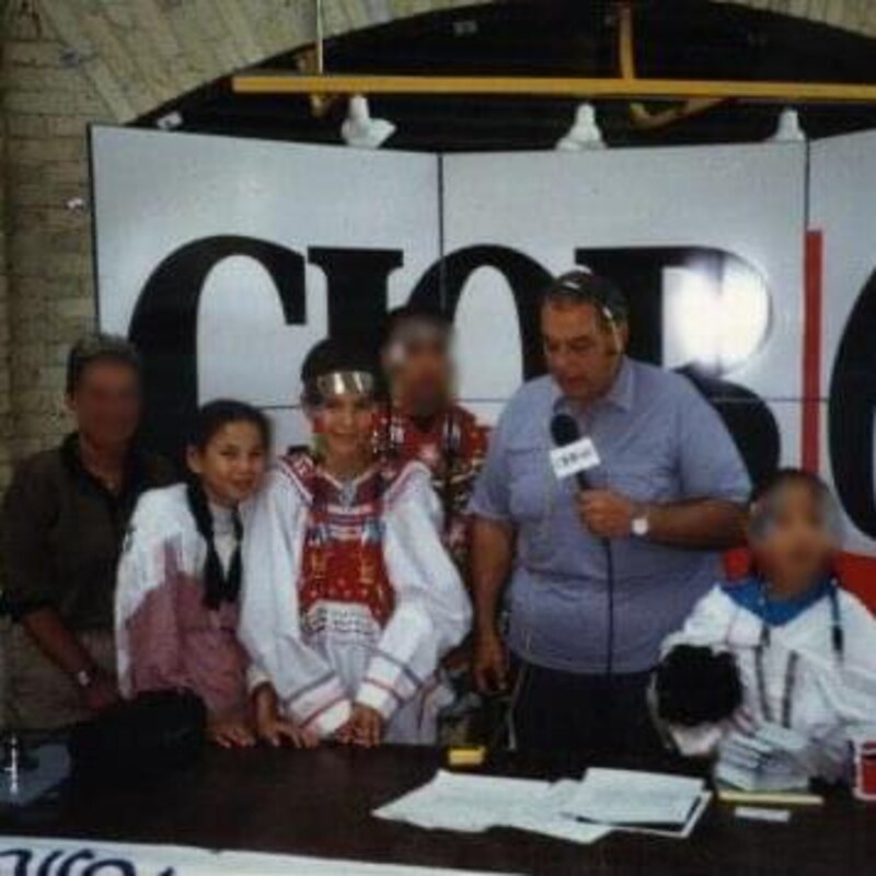 Des enfants avec des adultes lors de l'enregistrement d'une émission de radio.