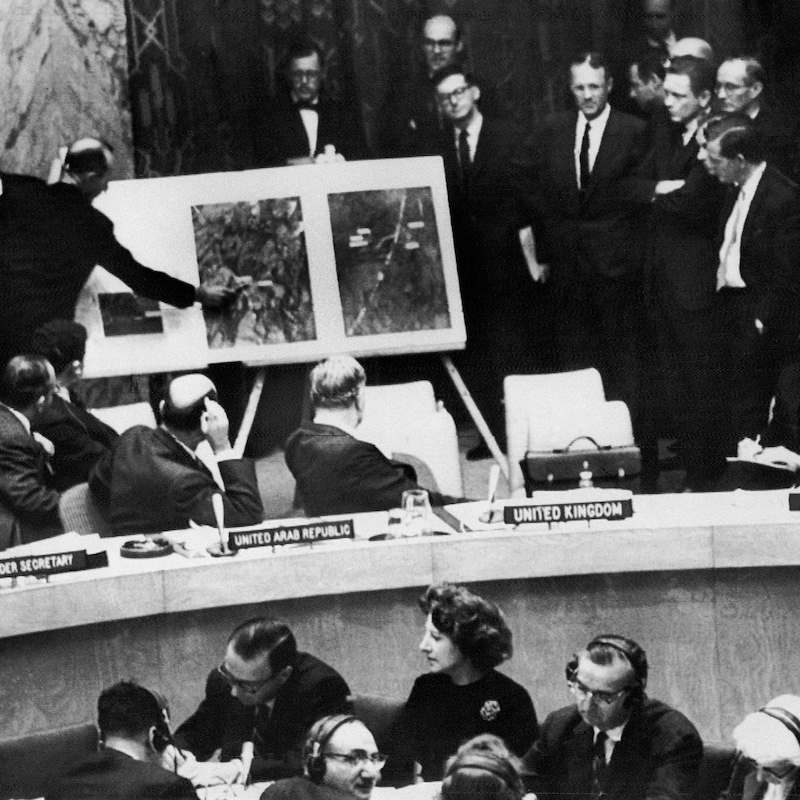 Les délégués du Conseil de sécurité regardent un tableau.