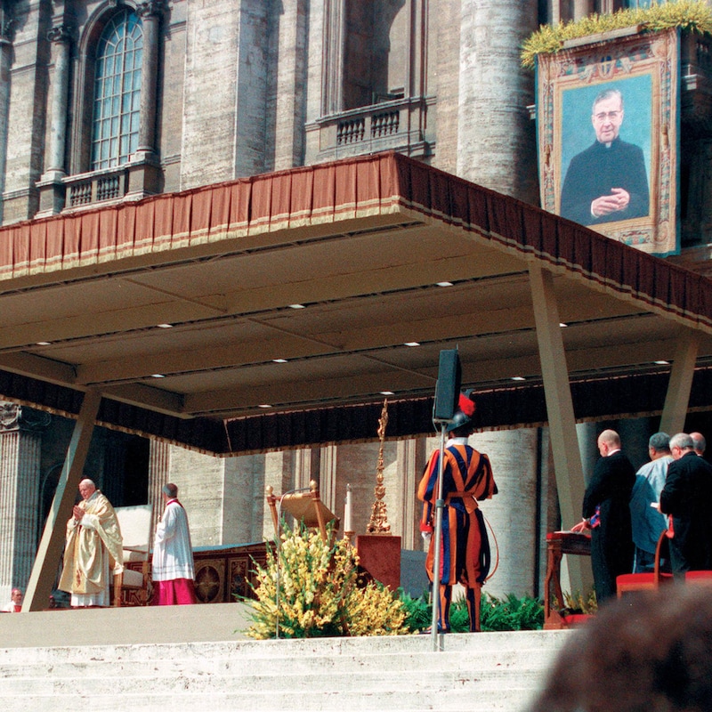 La pape Jean-Paul II debout devant l'autel.