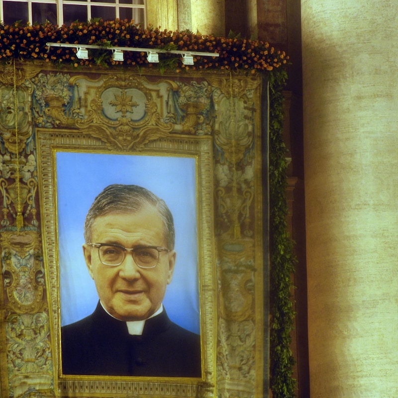Une photo Josemaria Escriva sur un des murs de la basilique Saint-Pierre