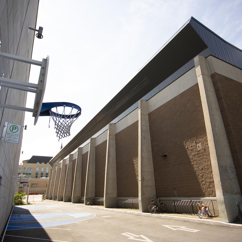 Vue sur les piliers du Centre Étienne-Desmarteau