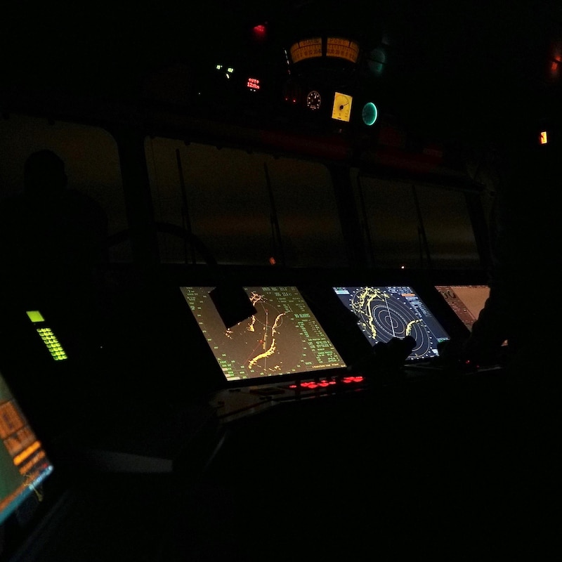 Des écrans radar dans l'obscurité.