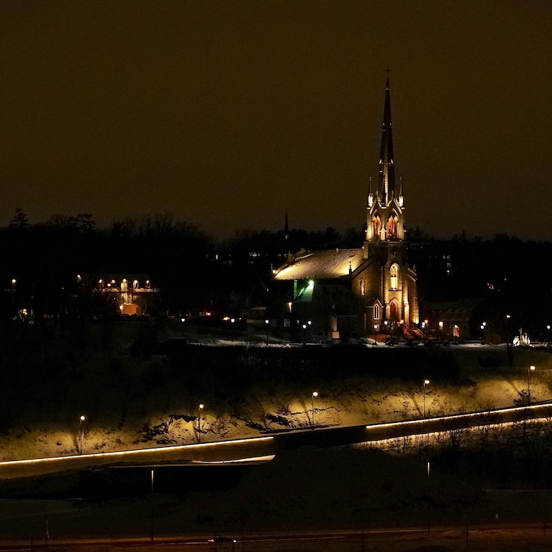 Une église illuminée la nuit.