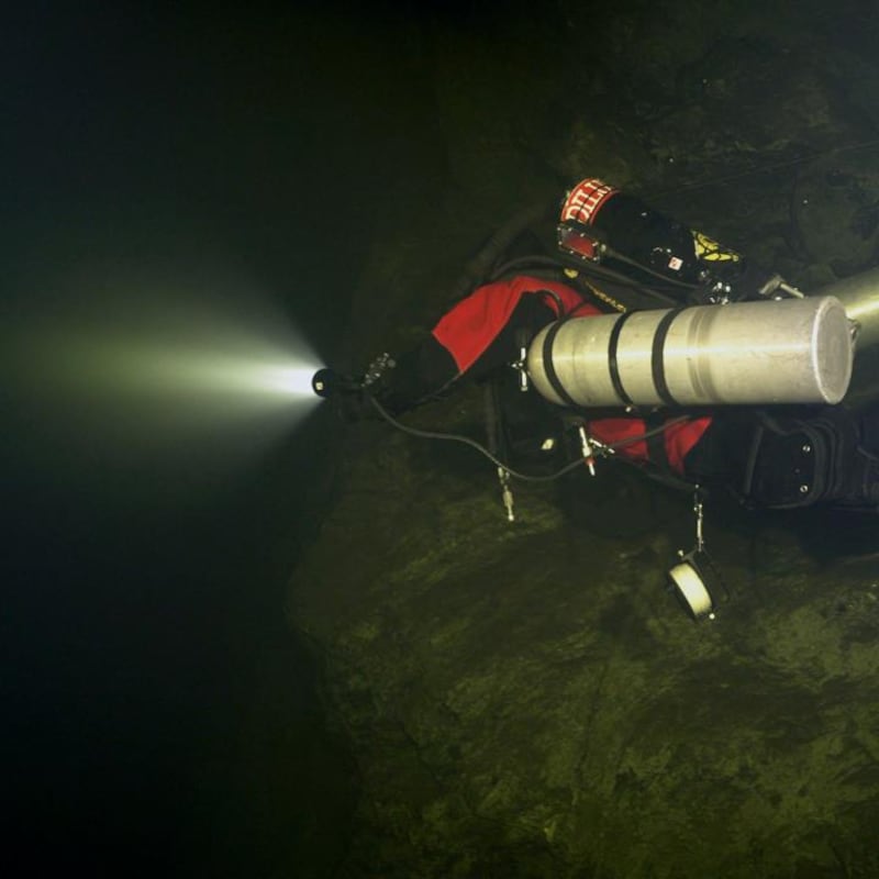 Un plongeur et son équipement, sous l'eau.