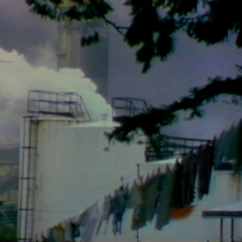 Image d'archive d'un reportage montrant l'usine de pâtes et papiers d'Ahaminaquus , près de Golden, en Colombie-Britannique.