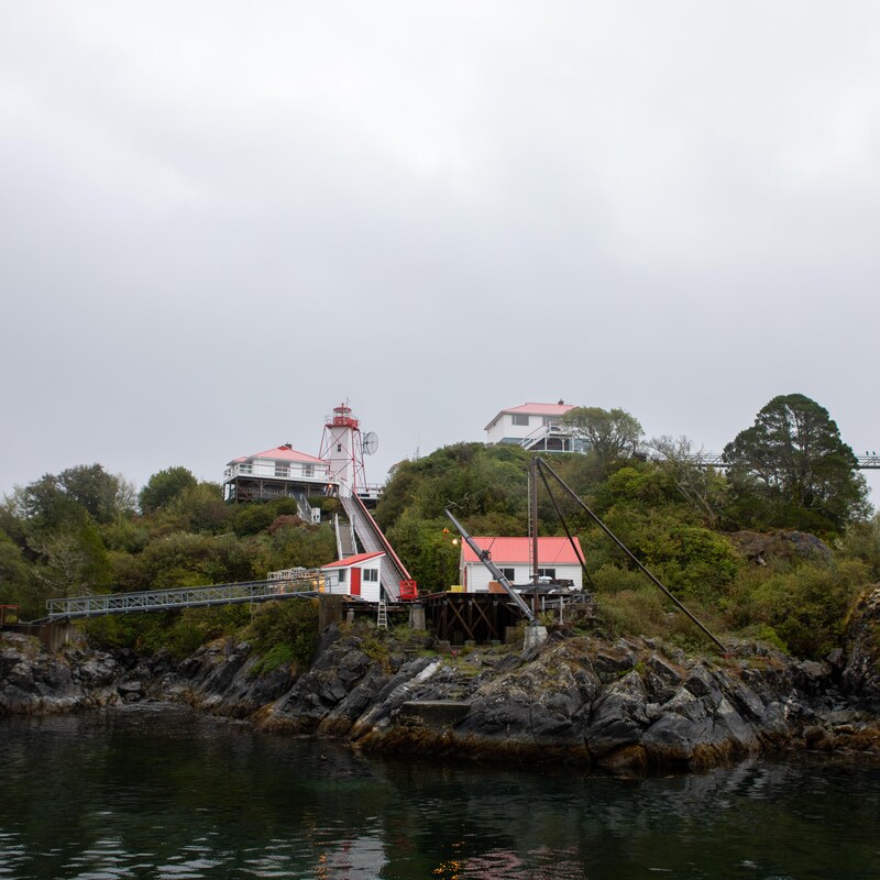 Un phare entouré de quelques structures reliées par des pontons, sur l’île Nootka, en Colombie-Britannique, fin octobre 2023.