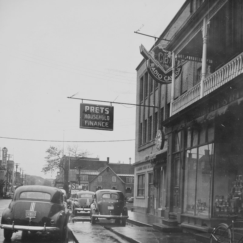 Enseigne de Radio-Canada sur la façade d'un commerce de la rue Racine à Chicoutimi dans les années 50.