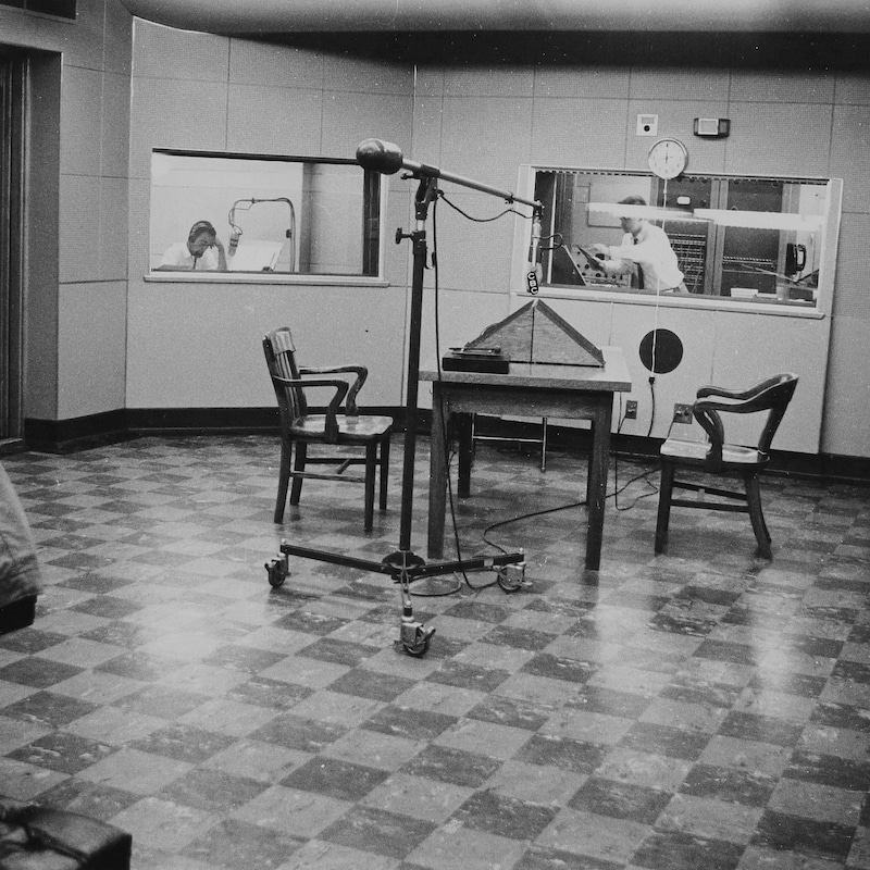 Studio de radio en 1961. On voit la régie à l'arrière.