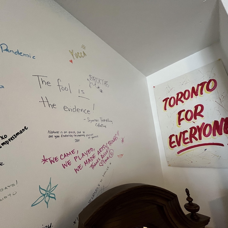 Une affiche qui dit : Toronto for everyone et un mur sur lequel sont inscrits à la main de nombreux slogans positifs.