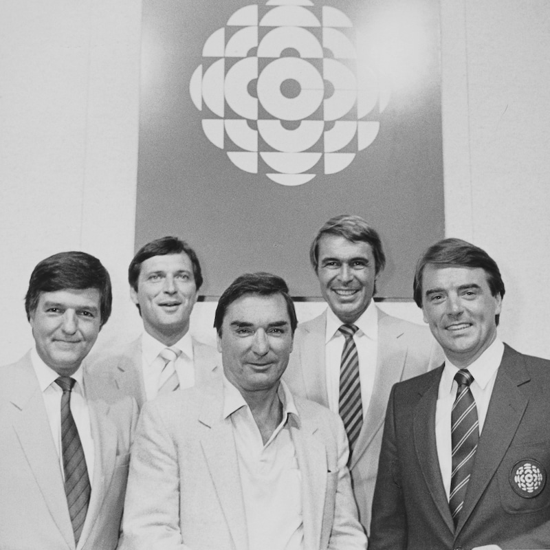 Richard Garneau, Pierre Dufault, Serge Arsenault, Lionel Duval et Jean Pagé posent devant le logo de Radio-Canada.