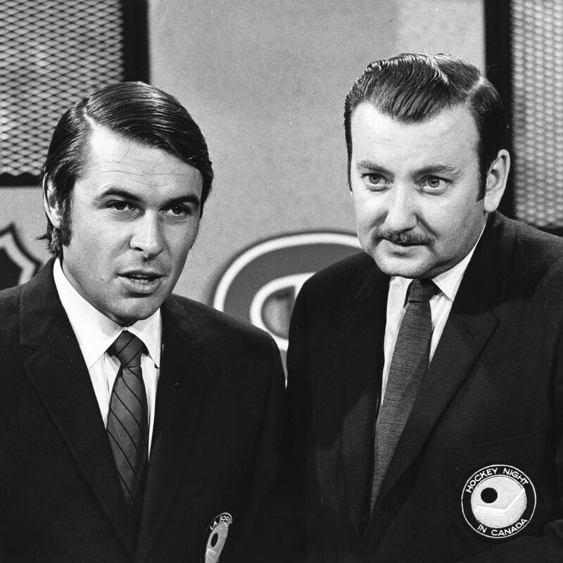 Richard Garneau et Guy Désormeaux avec leur veston de « La Soirée du hockey ».