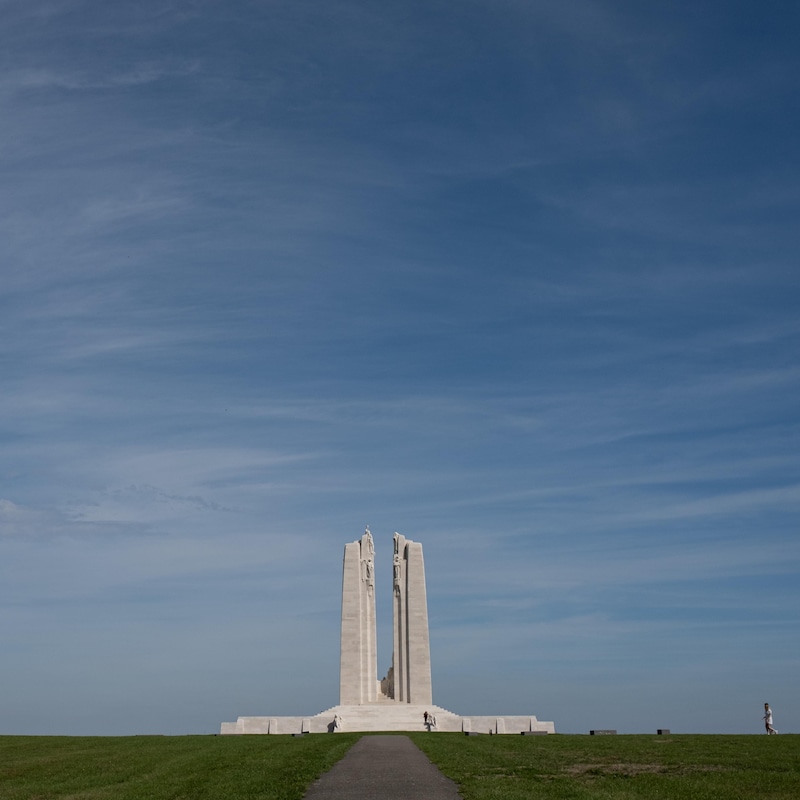 Le mémorial, fait de calcaire blanc, se découpe sous un ciel bleu.
