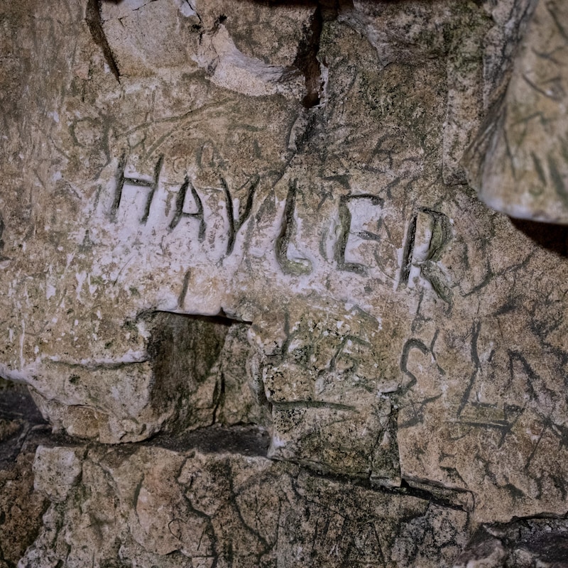 Sur la pierre a été taillé le nom «Hayler».