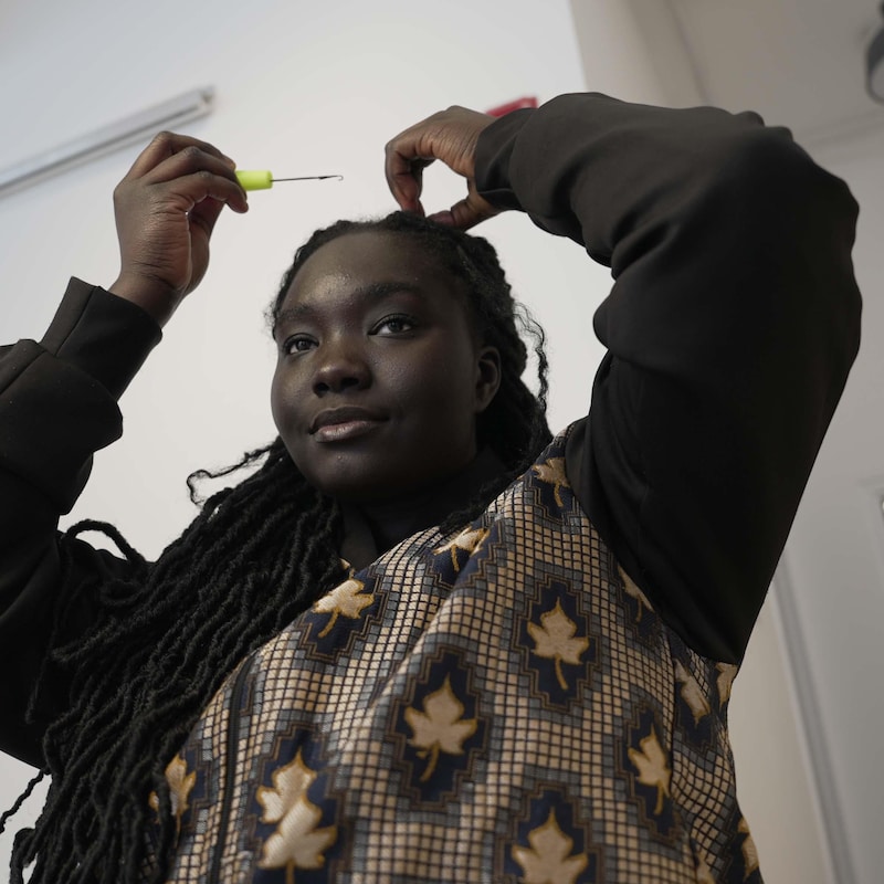 Rokhaya Diop qui se fait des rallonges aux cheveux