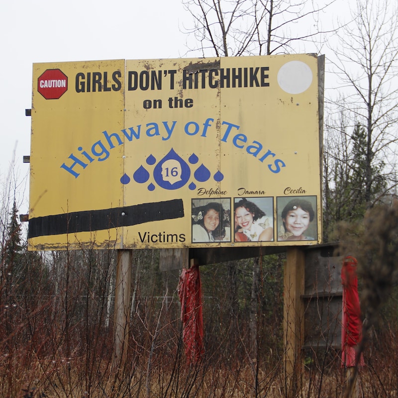 Un panneau sur la route des larmes avec le visages de victimes.