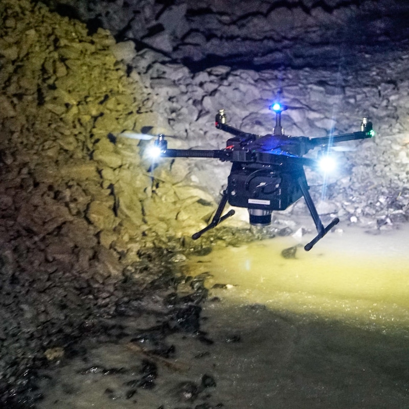 Un drone avec un scanneur attaché sous son ventre vole dans une galerie de la mine Rocmec 1 à Rouyn-Noranda.