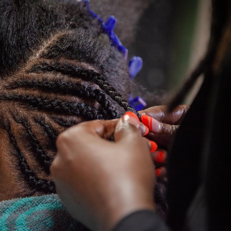 Plaquie tresse les cheveux naturels de Vanina.