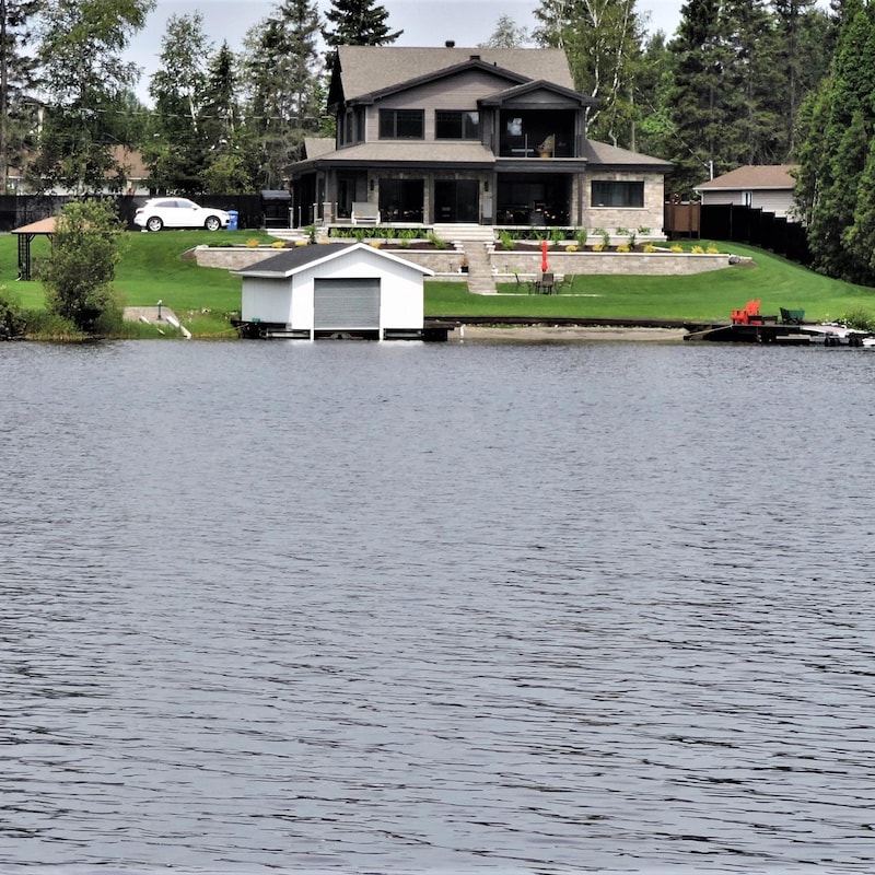 Maison neuve sur le bord du lac.