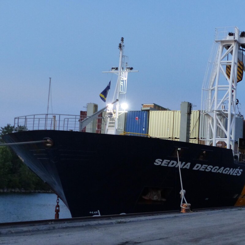 Cargo amarré le soir sur un quai désert.