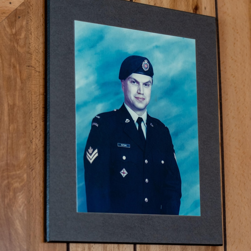 Un portrait de Sylvain Dufour dans un uniforme des Forces armées canadiennes.