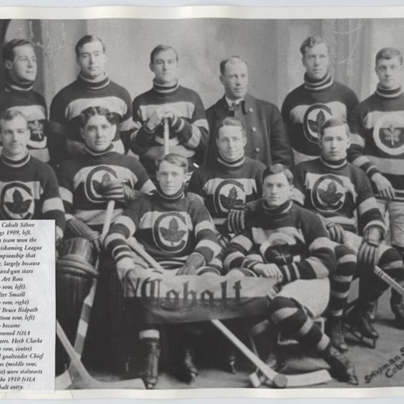 Portrait en noir et blanc d'une équipe de hockey