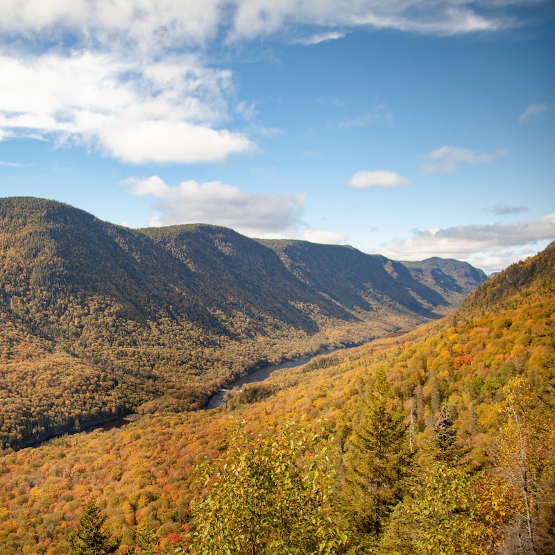 Vue de la vallée montagneuse, aux couleurs de l'automne.