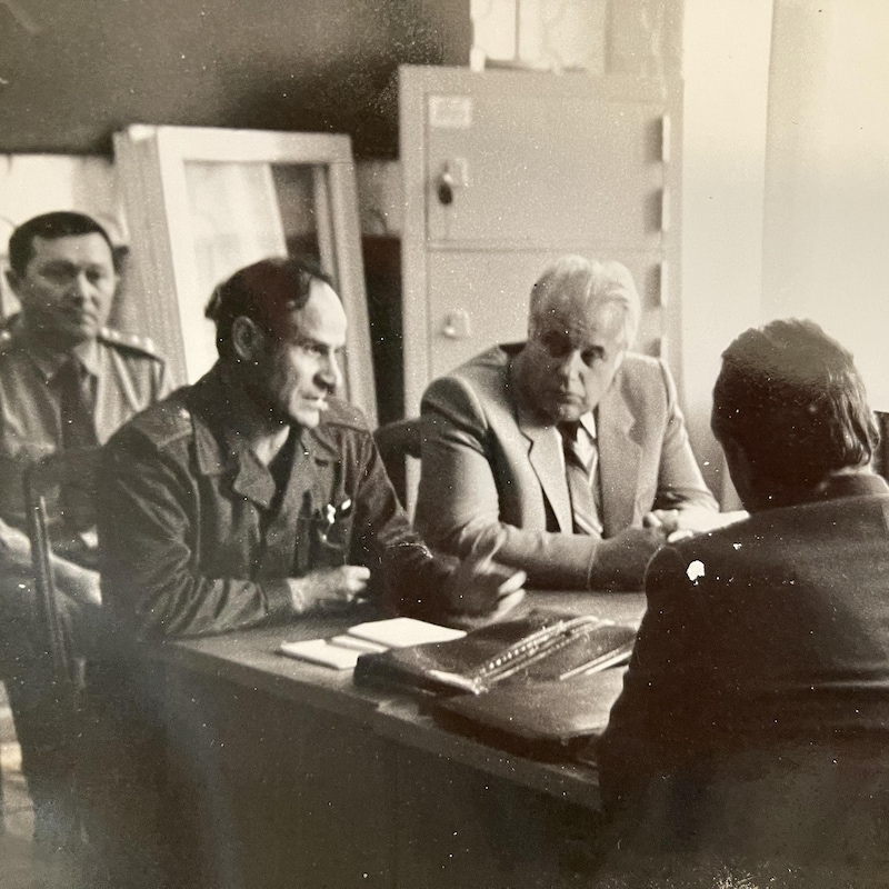 Le général Tarakanov et Yegor Ligachev assis à une table.