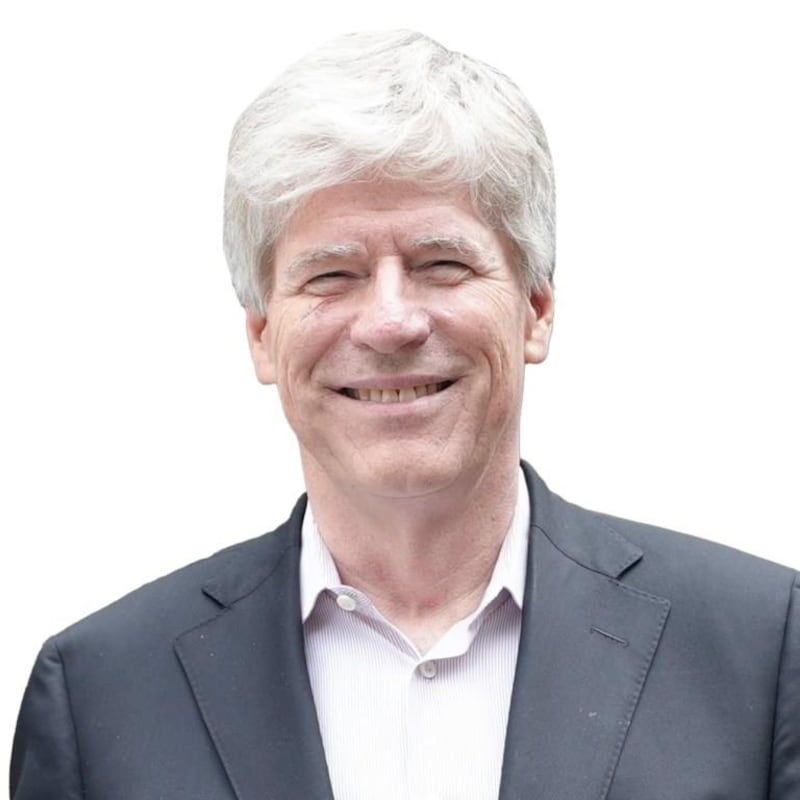 Tim Hodgson sourit.