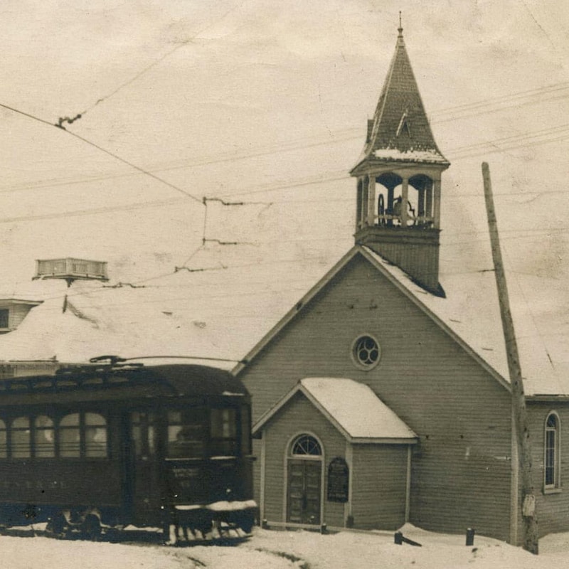 Un tramway, en hiver, passant devant l'église de Cobalt.