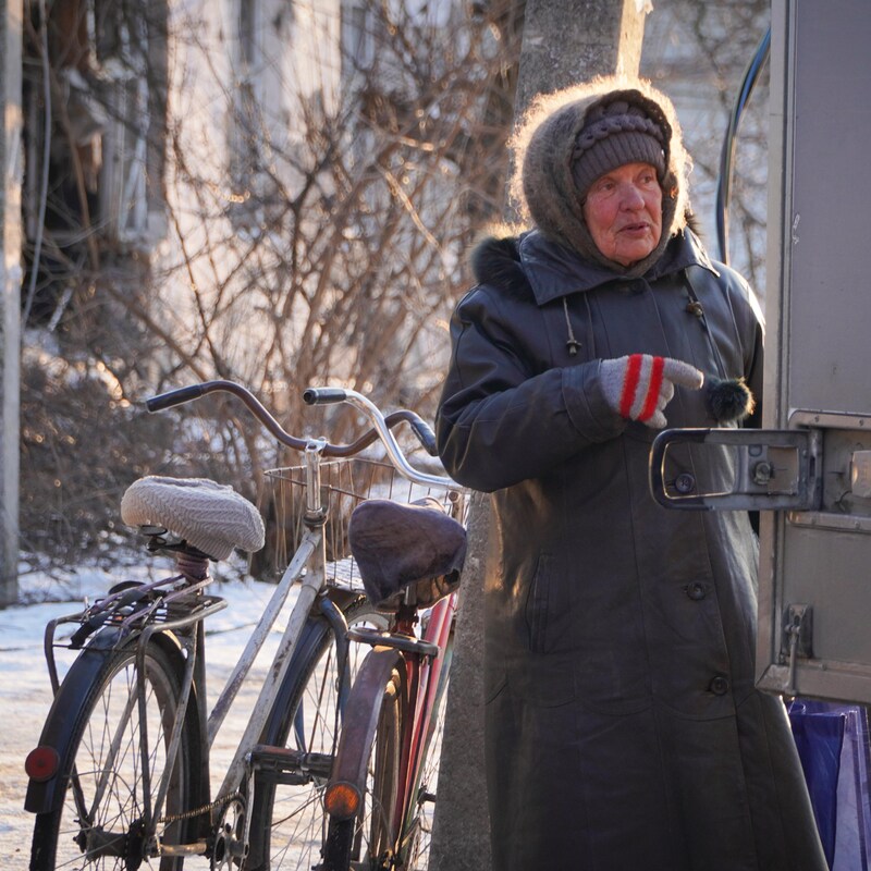 Des vélos prêts <a être distribués par une femme.