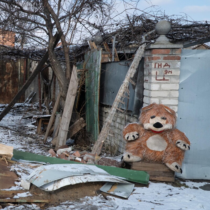 Un ours en peluche sur l'entrée d'une propriété.