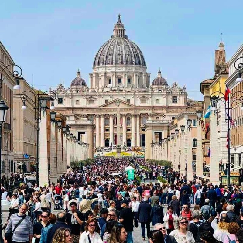 Une foule devant la basilique Saint-Pierre au Vatican.