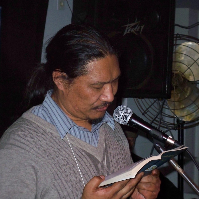 Le poète tibétain Jangbu est en performance au Zénob pour le Festival international de la poésie en 2009.
