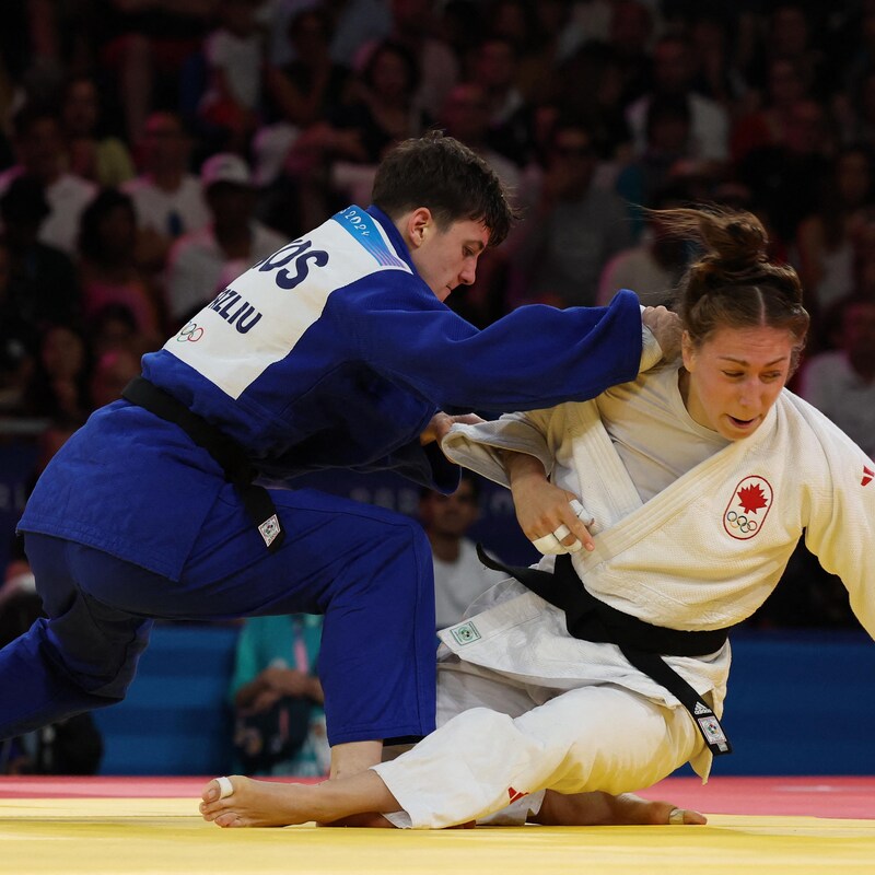 Une judoka est renversée par une adversaire.