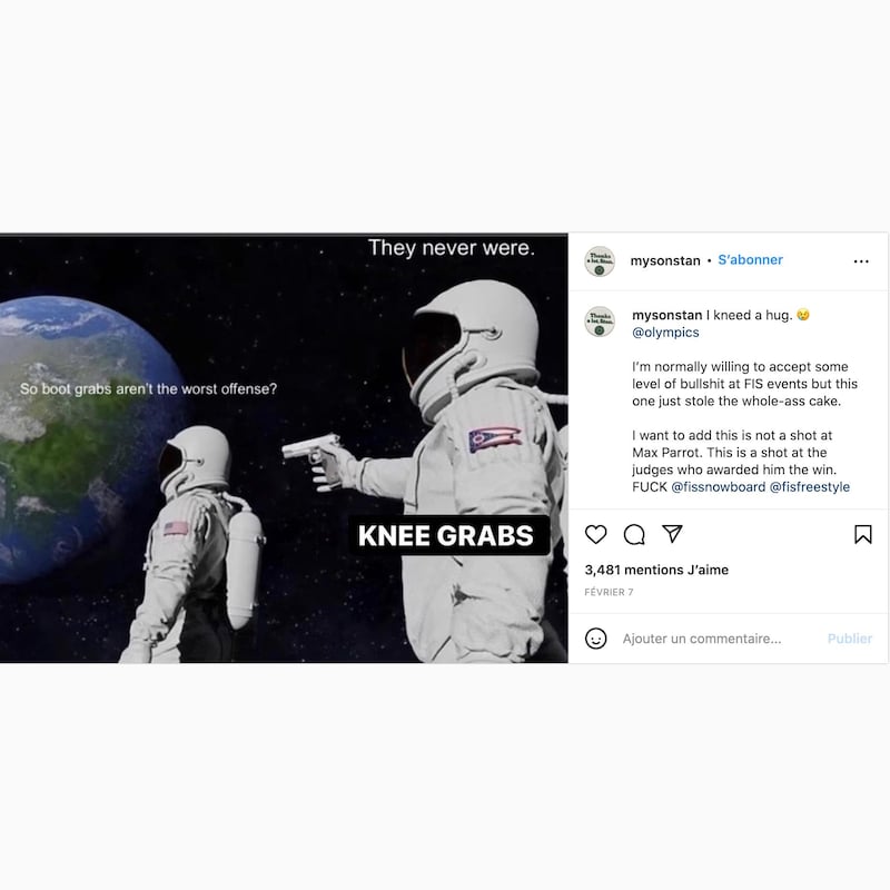 Un astronaute pointe un fusil vers un autre.