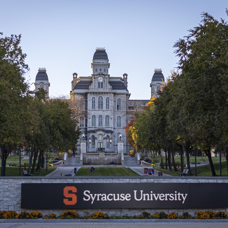 Un bâtiment universitaire en pierre de l'Université Syracuse