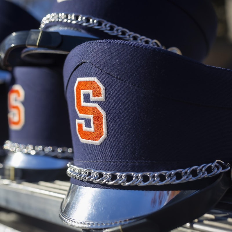 Gros plan de casquettes bleues avec des S orange