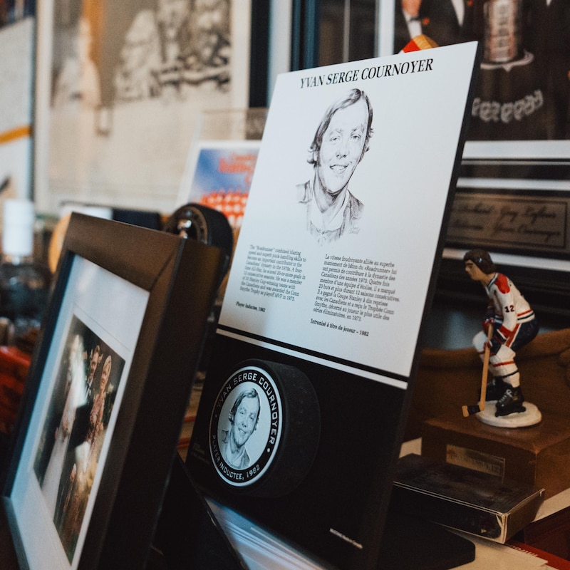 Une plaque rappelant la carrière de hockeyeur d'Yvan Cournoyer.