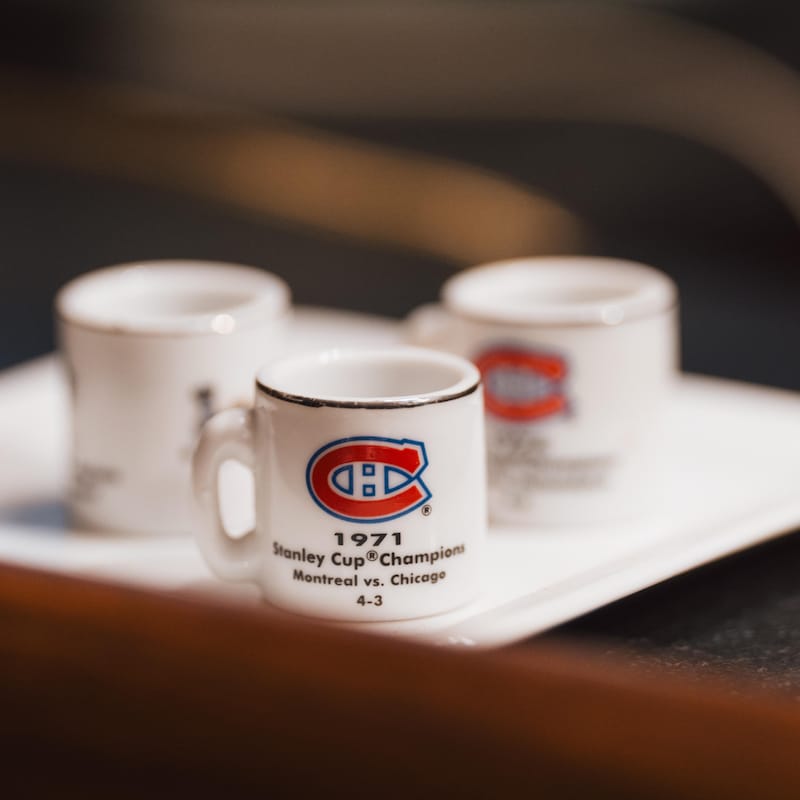 Des tasses blanches sur lesquelles on peut voir le logo du Canadien de Montréal et rappelant sa conquête de la Coupe Stanley en 1971.